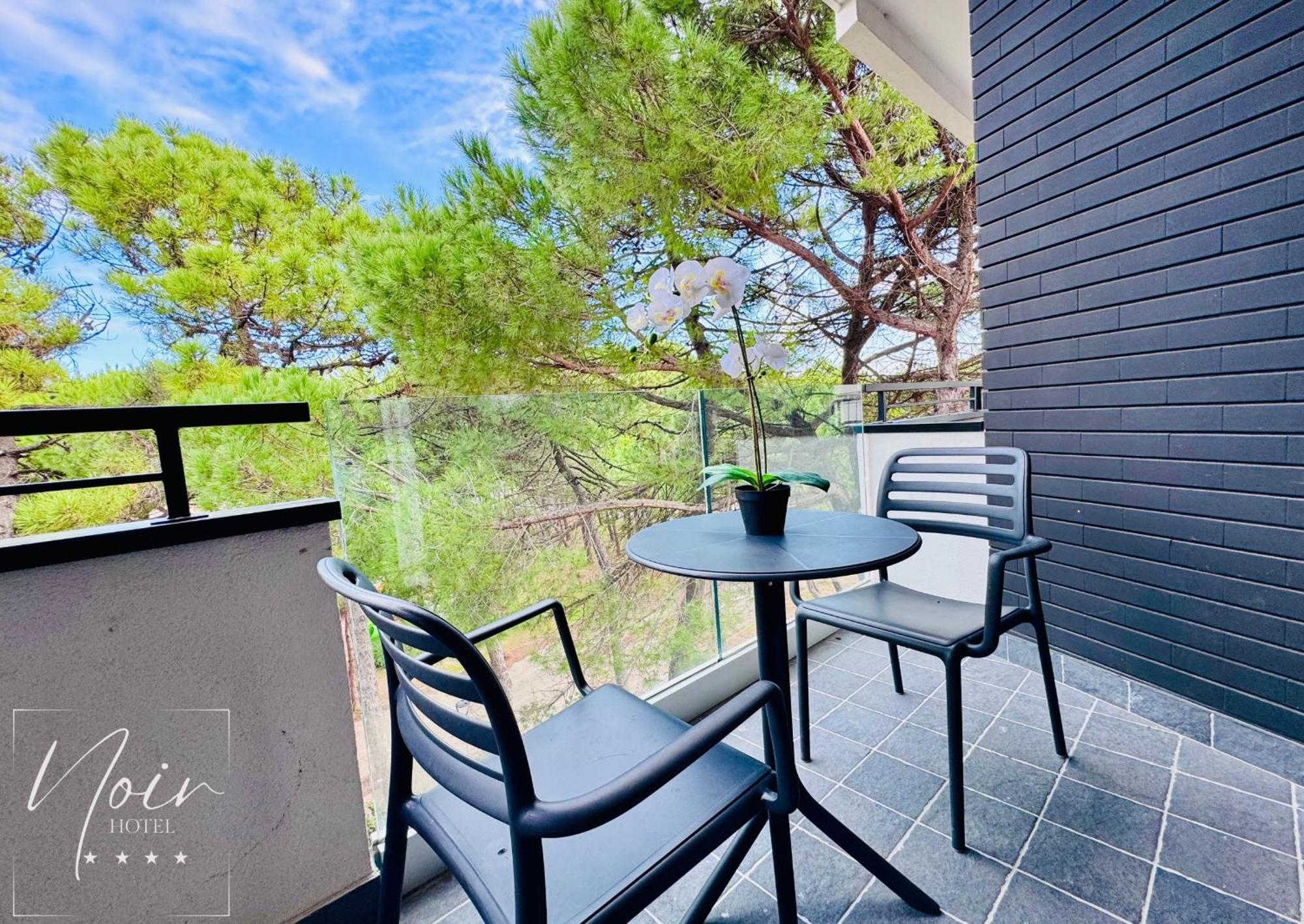 Noir - Free Breakfast & Brunch Until 13-00 - Vicinissimi A Mirabilandia Milano Marittima